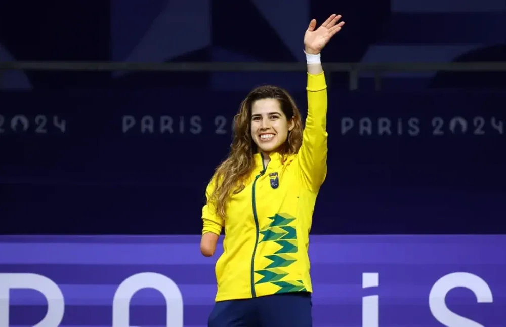 Ana Carolina Moura atleta de parataekwondo celebra o ouro na final da categoria até 65 kg durante o Grand Prix em Paris