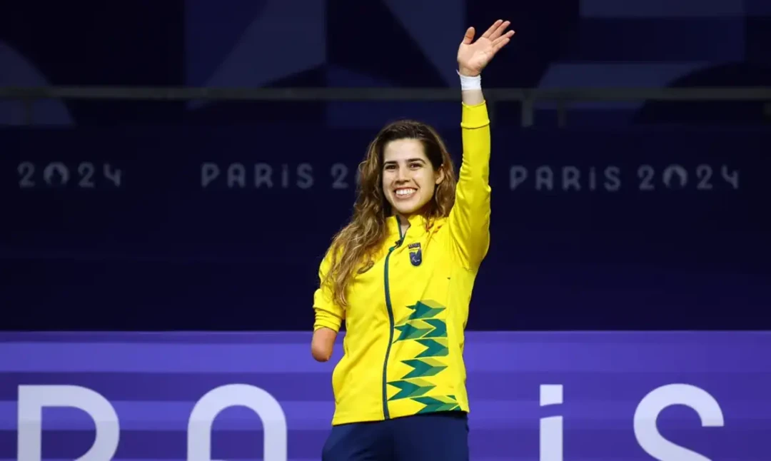 Ana Carolina Moura atleta de parataekwondo celebra o ouro na final da categoria até 65 kg durante o Grand Prix em Paris