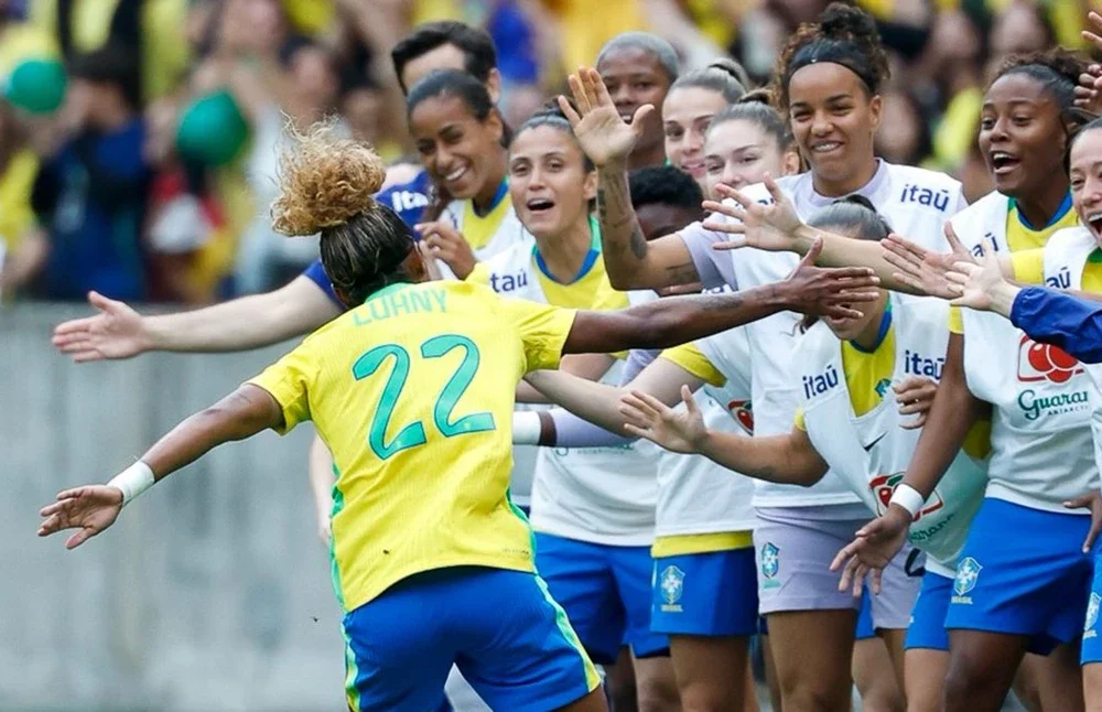 Jogadoras da seleção feminina do Brasil comemoram gol contra a Argentina no Estádio Beira-Rio