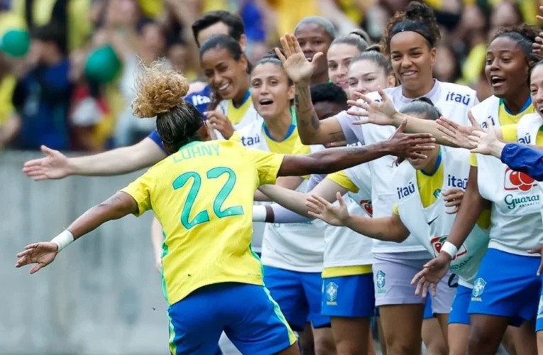 Brasil vence Argentina por 3 a 1 no Beira-Rio em partida de estreia da seleção feminina
