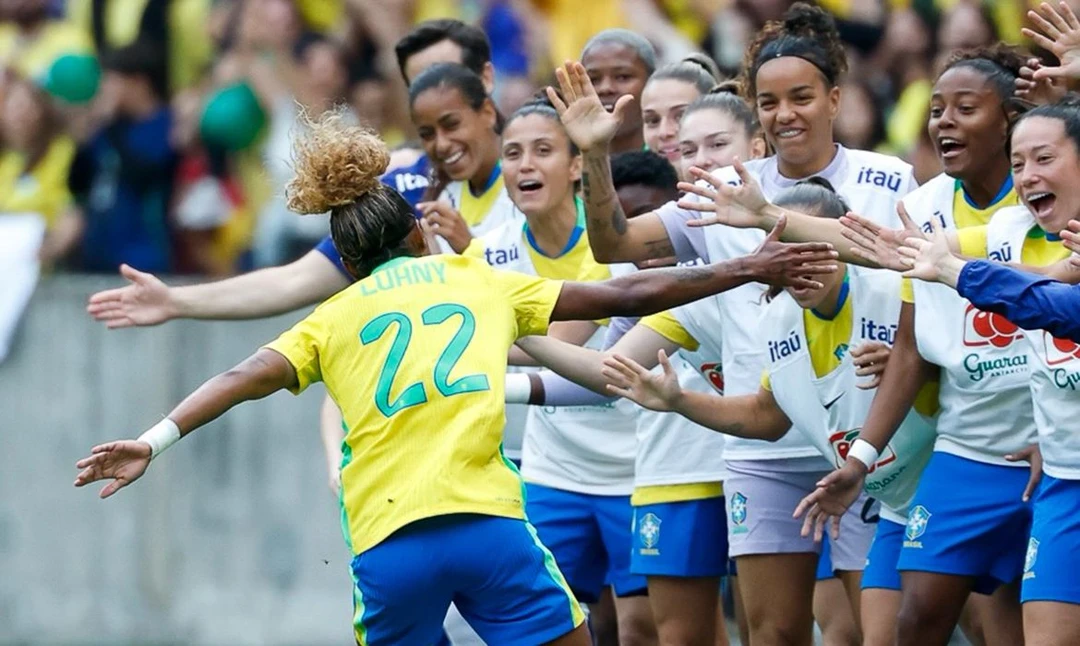 Jogadoras da seleção feminina do Brasil comemoram gol contra a Argentina no Estádio Beira-Rio