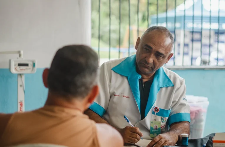 Caravana da Saúde instalada na Praça do Ferreirinha, bairro Itaipuaçu, Maricá, com equipe médica e estrutura móvel