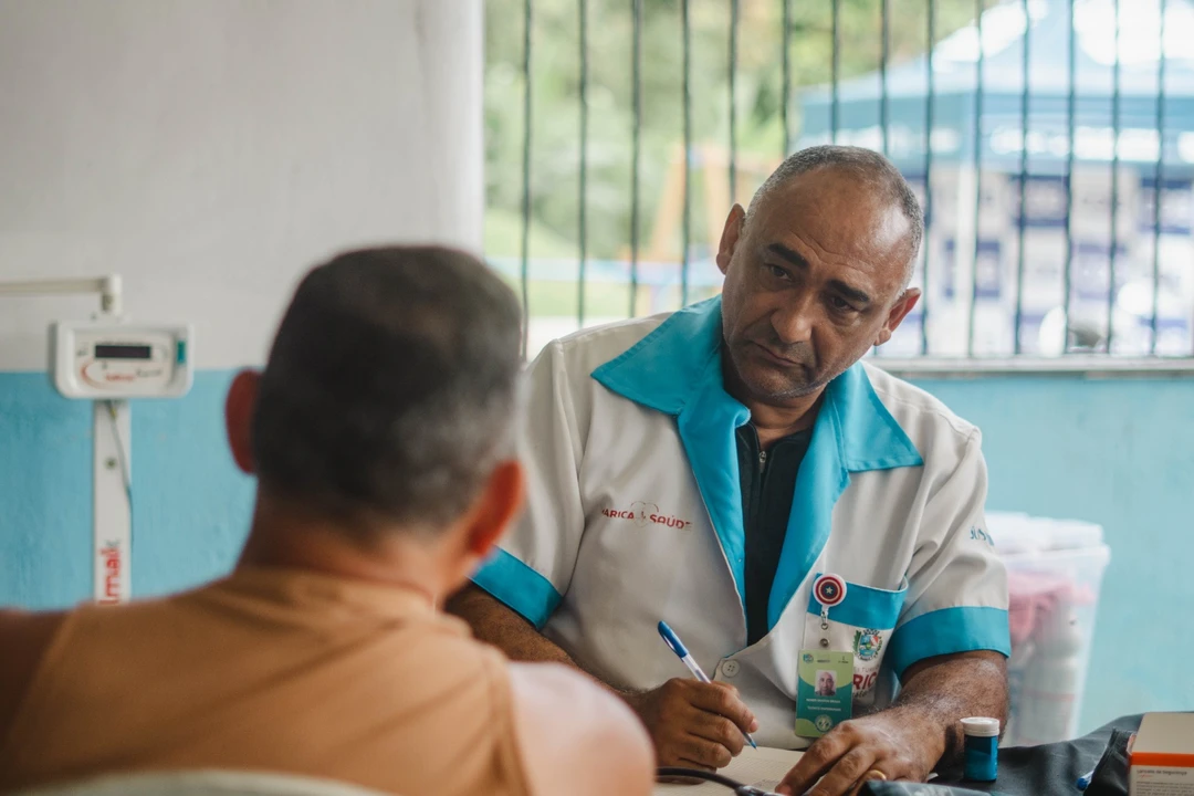 Caravana da Saúde instalada na Praça do Ferreirinha, bairro Itaipuaçu, Maricá, com equipe médica e estrutura móvel