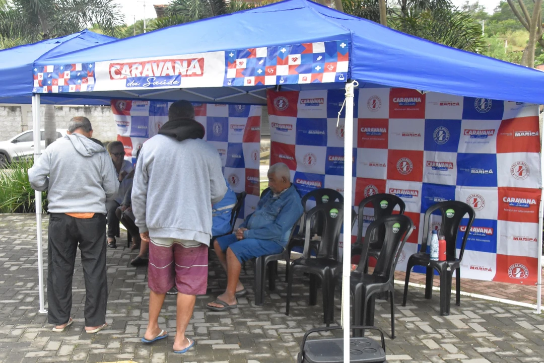 Equipe da Caravana da Saúde atendendo moradores na Arena Bananal, em Maricá