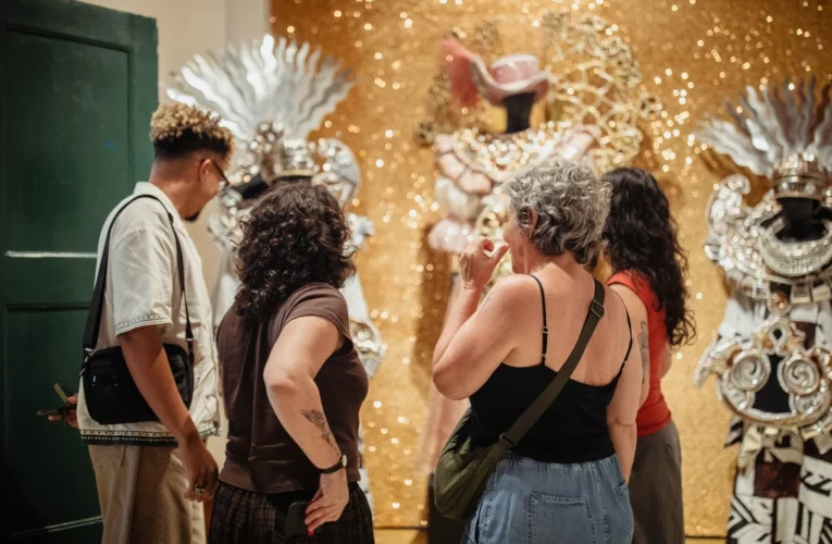 Exposição Carnavais da Utopia na Casa de Cultura de Maricá exibindo fantasias da escola de samba União de Maricá