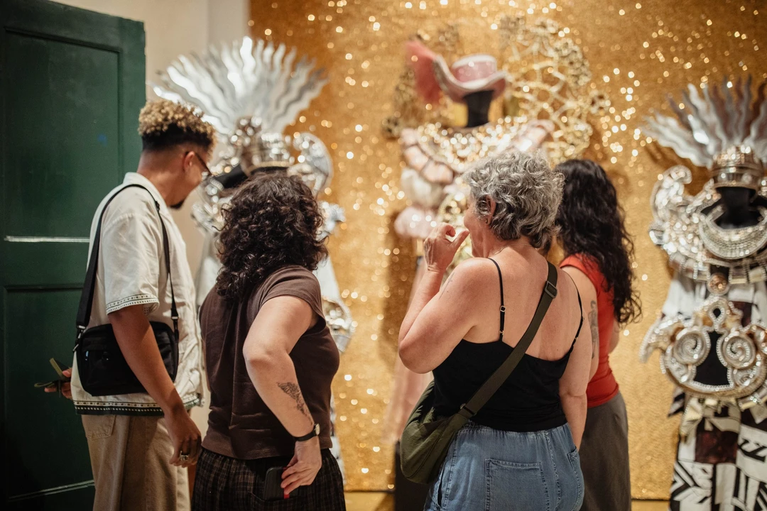 Exposição Carnavais da Utopia na Casa de Cultura de Maricá exibindo fantasias da escola de samba União de Maricá