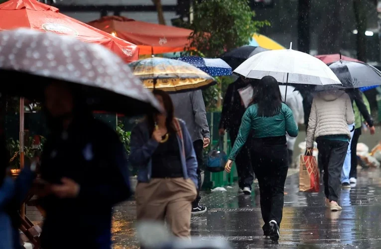 Céu escuro com chuva e relâmpagos sobre uma cidade do Sudeste brasileiro