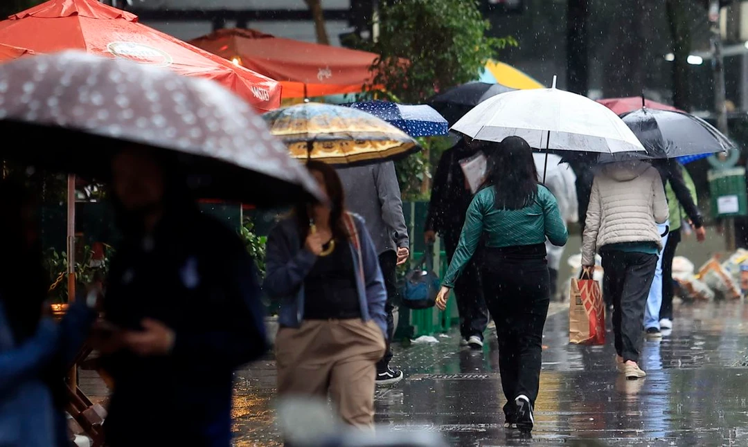 Céu escuro com chuva e relâmpagos sobre uma cidade do Sudeste brasileiro