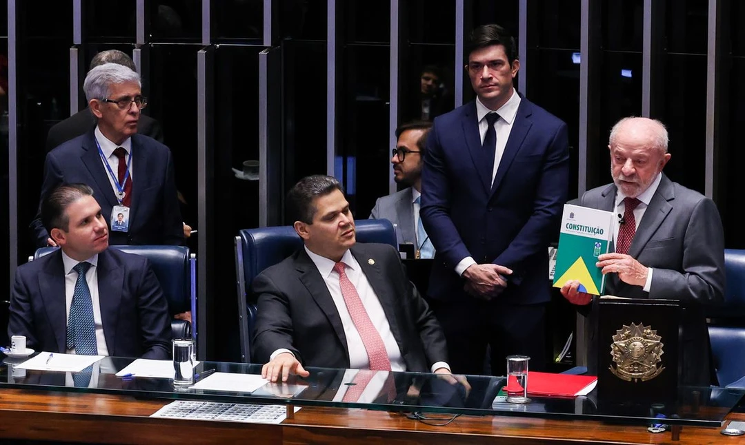 Plenário do Senado com agentes comunitários de saúde e de combate às endemias celebrando a promulgação da Emenda Constitucional 140