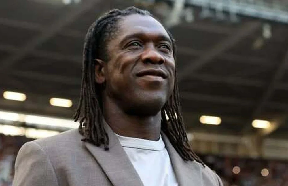 Clarence Seedorf vestindo a camisa do Corinthians durante a apresentação oficial como técnico
