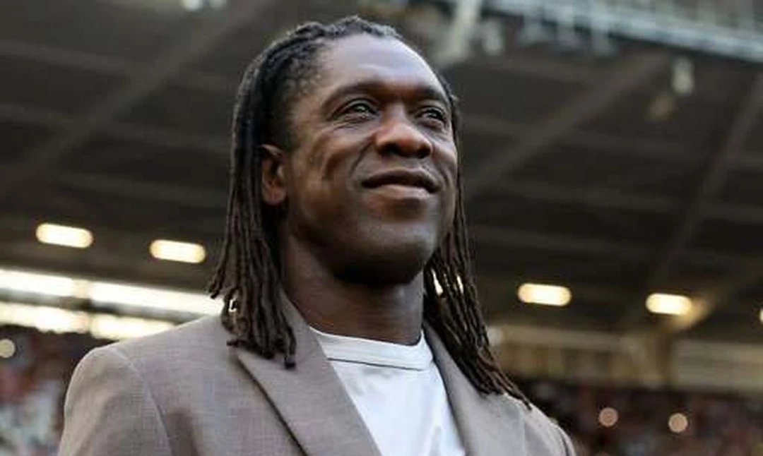 Clarence Seedorf vestindo a camisa do Corinthians durante a apresentação oficial como técnico