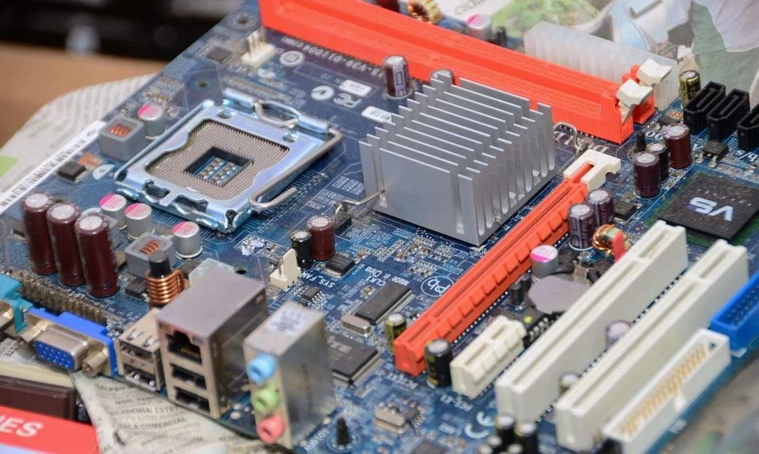 Caixa de coleta de eletroeletrônicos posicionada na entrada de uma agência dos Correios