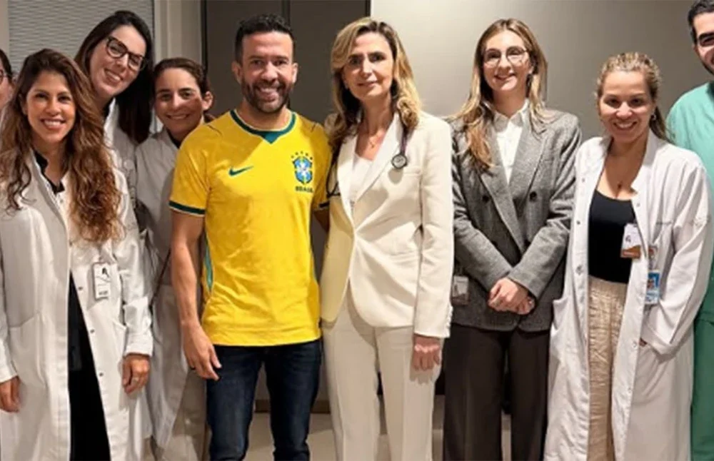 Deputado federal André Janones sai do Hospital Vila Nova Star em São Paulo após receber alta