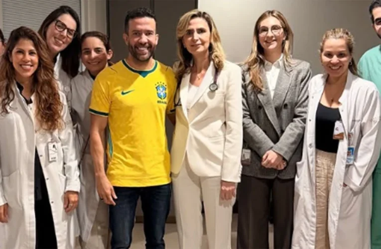 Deputado André Janones tem alta e deixa o Hospital Vila Nova Star