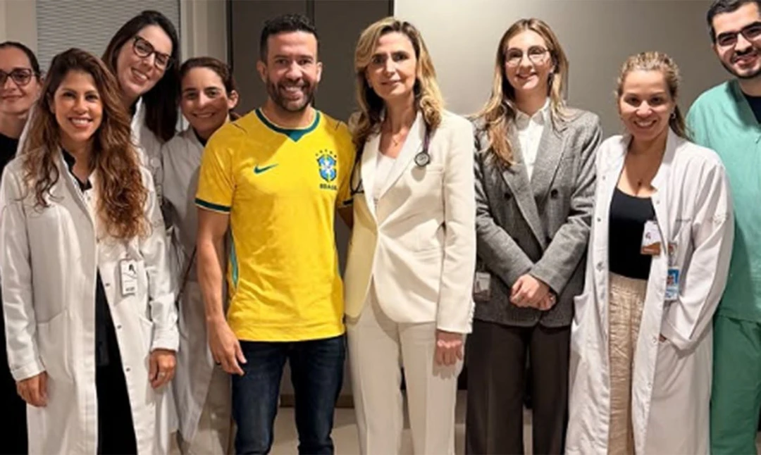 Deputado federal André Janones sai do Hospital Vila Nova Star em São Paulo após receber alta