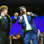 Javier Milei ao lado de Flávio Bolsonaro durante a controvérsia sobre a fuga do senador