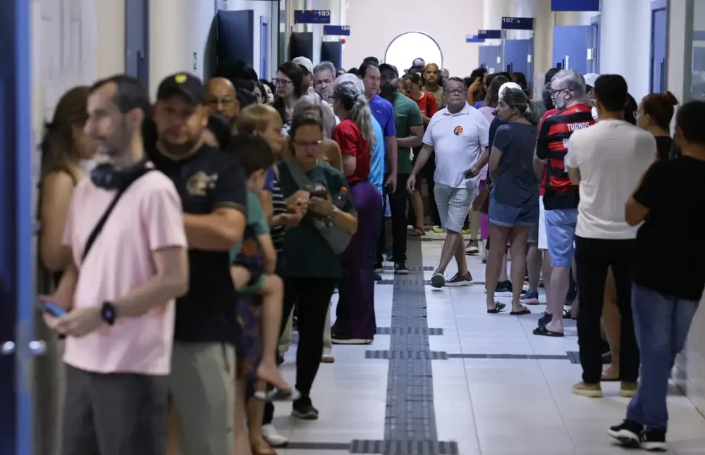 Eleitor apresentando documento de identidade com foto na fila de votação