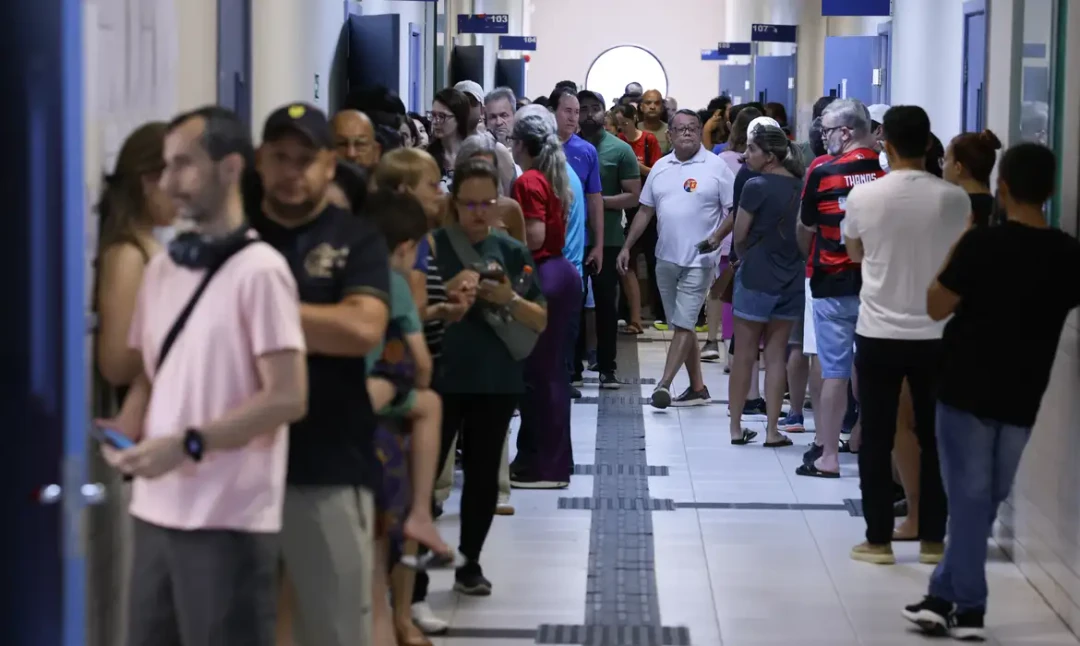 Eleitor apresentando documento de identidade com foto na fila de votação
