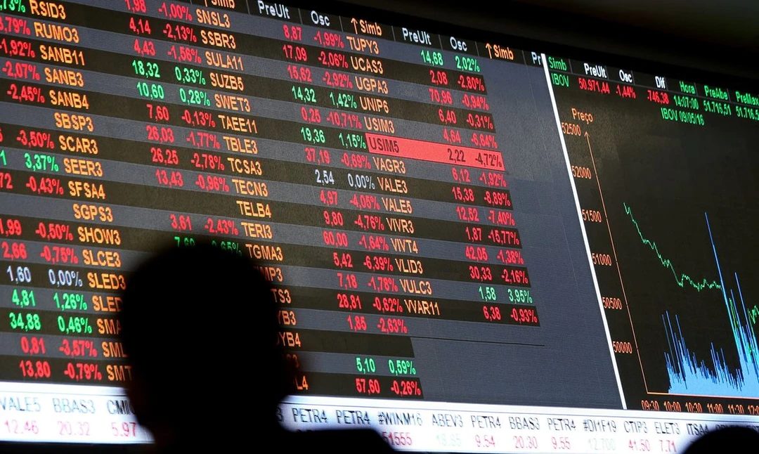 Gráfico que mostra a queda do dólar para R$ 5,00 e a alta do Ibovespa acima de 200 mil pontos após o primeiro turno das eleições