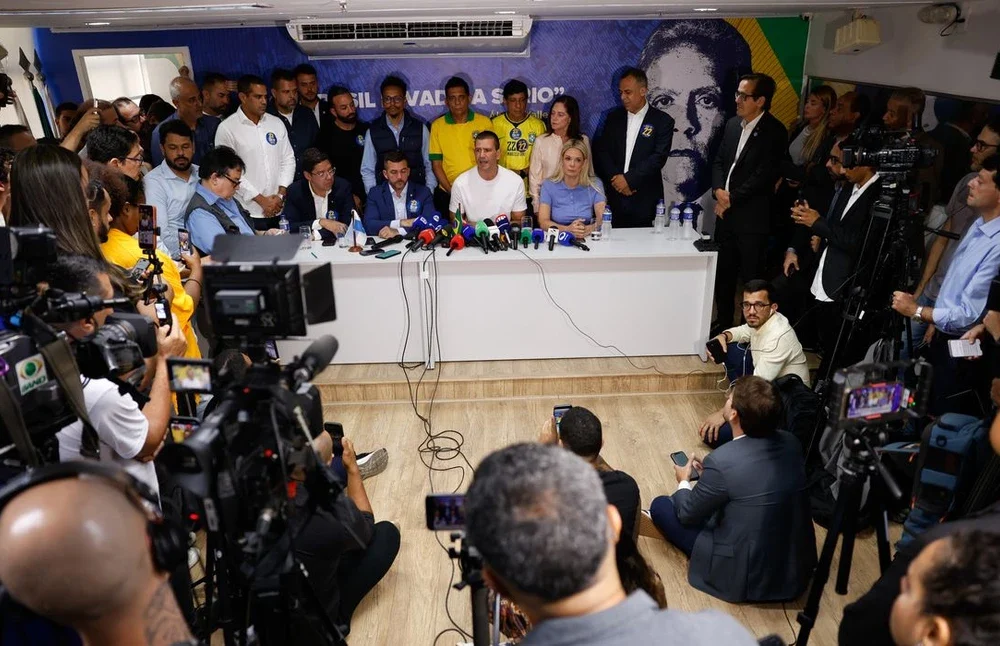 Douglas Ruas discursando em pronunciamento após decisão do TSE, foto de Fernando Frazão