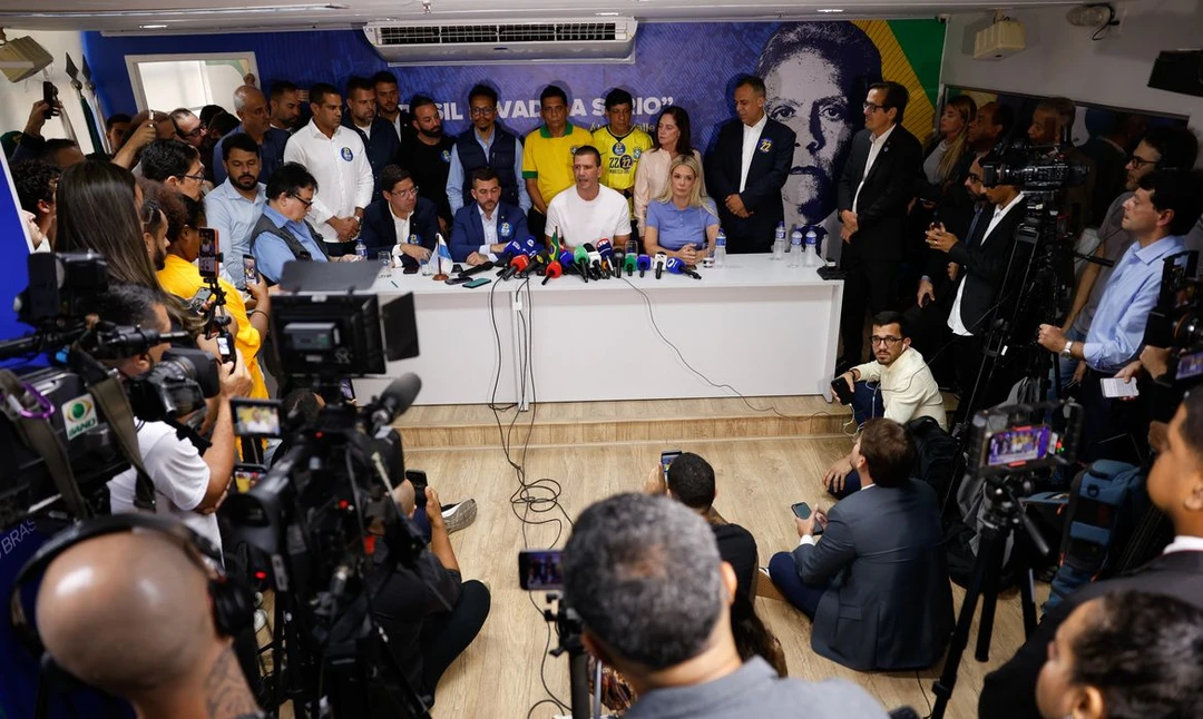 Douglas Ruas discursando em pronunciamento após decisão do TSE, foto de Fernando Frazão