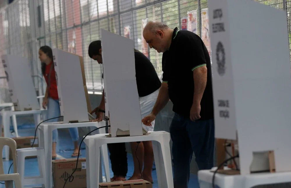 Eleitor idoso aguardando sua vez na fila da seção eleitoral