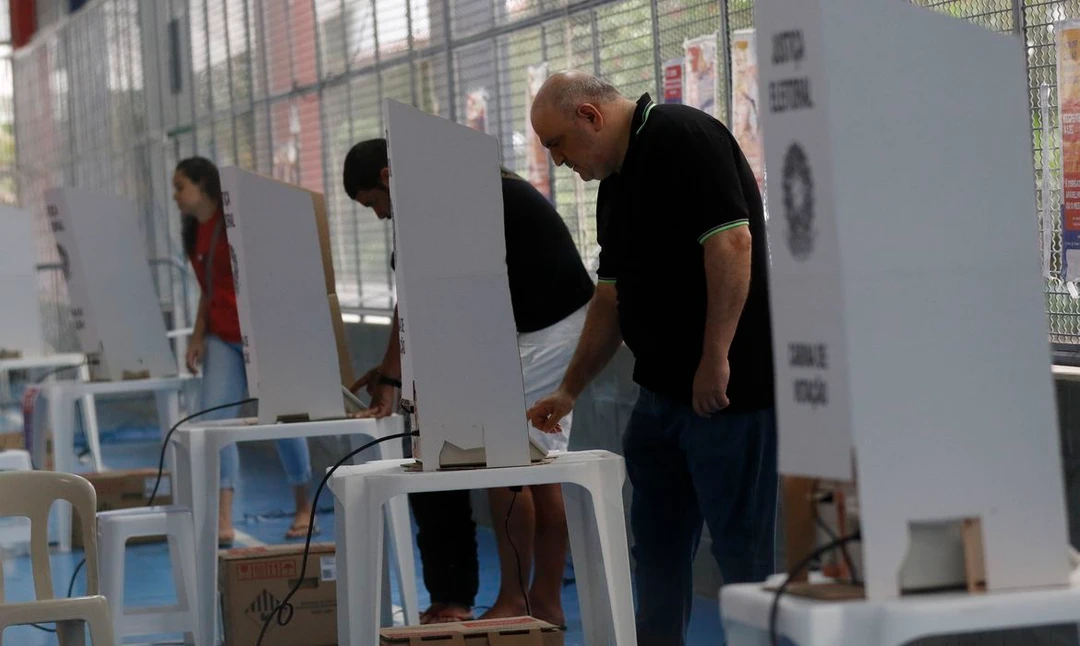 Eleitor idoso aguardando sua vez na fila da seção eleitoral