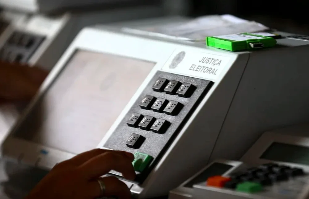 Tela da urna eletrônica mostrando a sequência de cargos para votação nas Eleições 2026