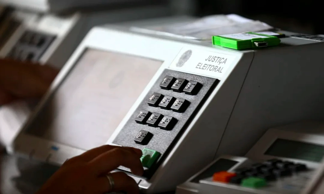 Tela da urna eletrônica mostrando a sequência de cargos para votação nas Eleições 2026