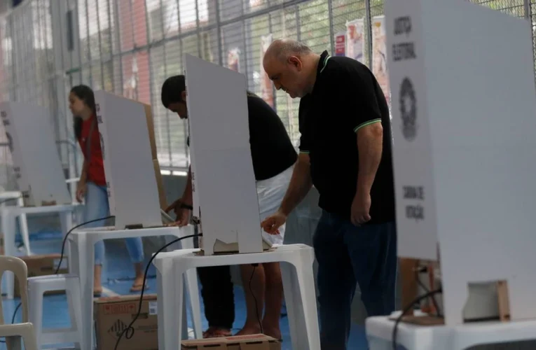 Entenda as normas que definem o que pode e o que é proibido nas urnas em 2026