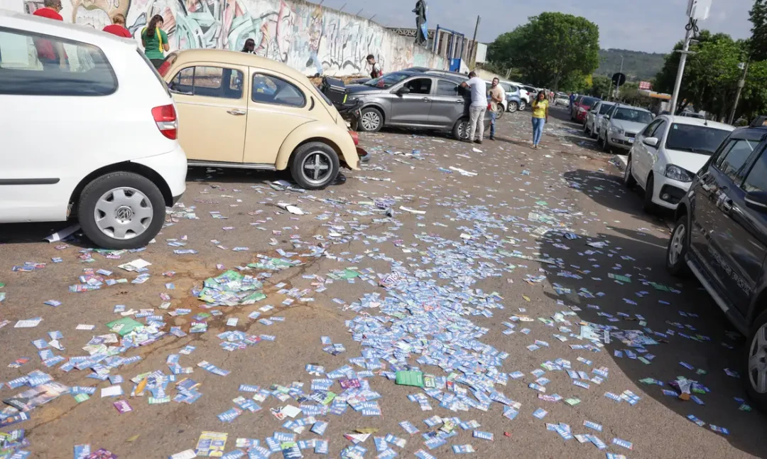 Eleitores em frente à urna eletrônica durante o segundo turno das eleições de 2026