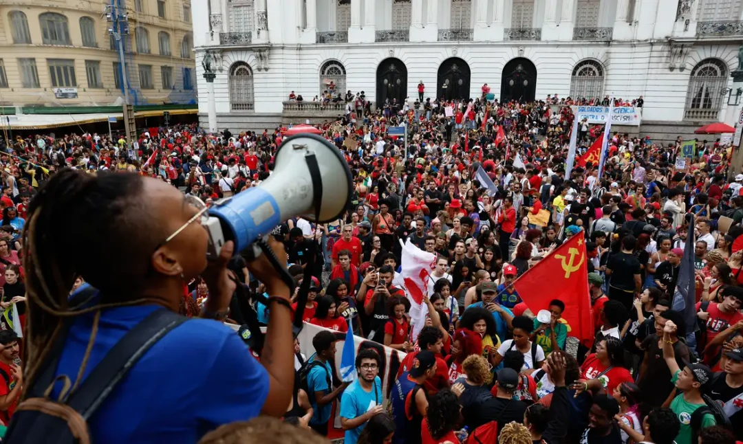 Estudantes marcham nas ruas do Rio de Janeiro em apoio à candidatura de Lula