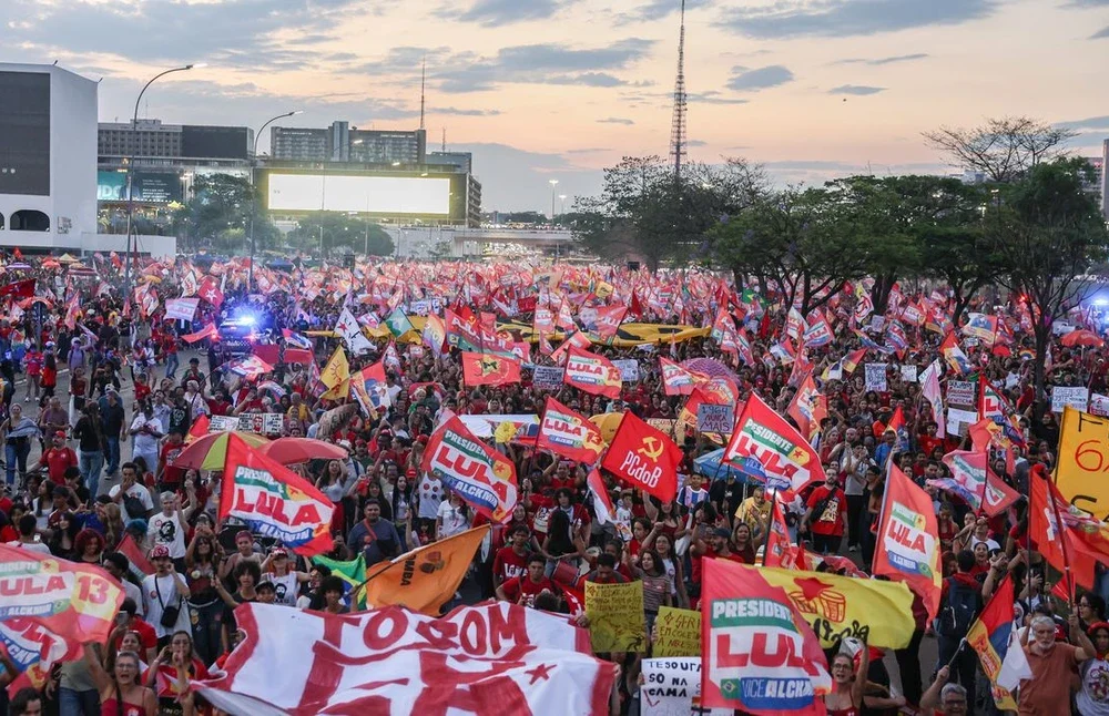 Manifestantes estudantes cantando em apoio à candidatura de reeleição de Lula na Esplanada dos Ministérios, Brasília