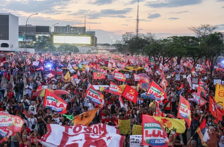 Estudantes se reúnem na Esplanada de Brasília em apoio à reeleição de Lula