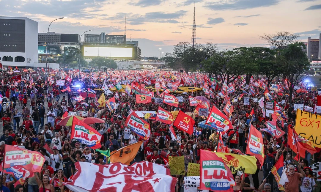 Manifestantes estudantes cantando em apoio à candidatura de reeleição de Lula na Esplanada dos Ministérios, Brasília