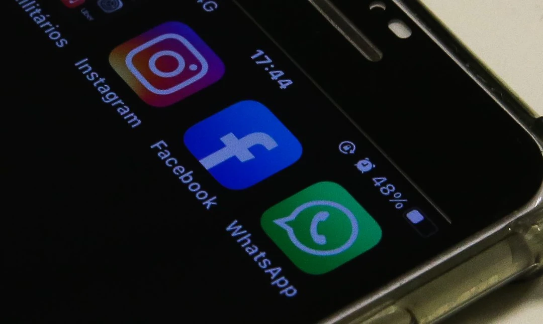 Logotipos da Meta, Kwai, Google, TikTok e YouTube ao lado de anúncios eleitorais exibidos na tela