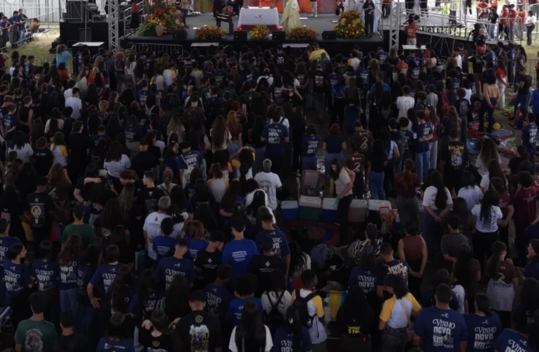 Evento de fé reúne milhares de jovens na orla de Maricá no Dia Nacional da Juventude