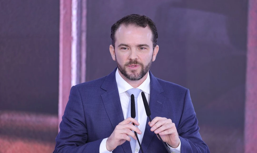 Ministro da Fazenda Dario Durigan anunciando a chamada do Desenrola 3.0 para renegociação de dívidas