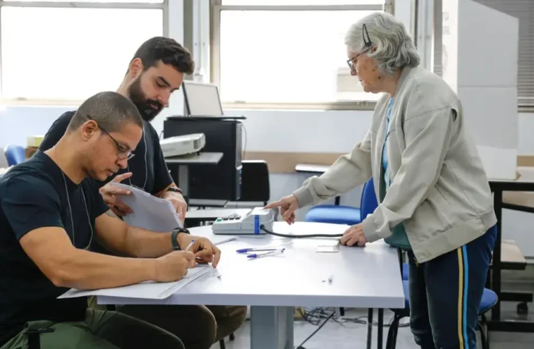 Filas de votação no Rio persistem após o horário oficial