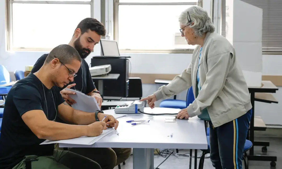 Eleitores aguardando em fila em uma seção eleitoral no Rio de Janeiro