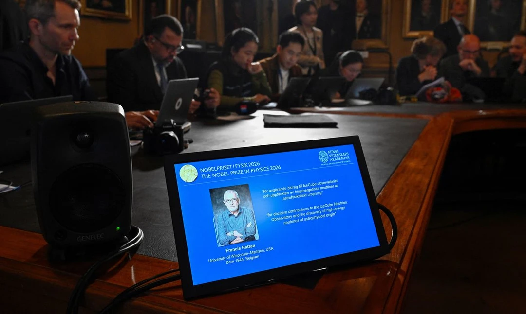 Francis Halzen, físico belga, recebendo o Nobel de Física 2026