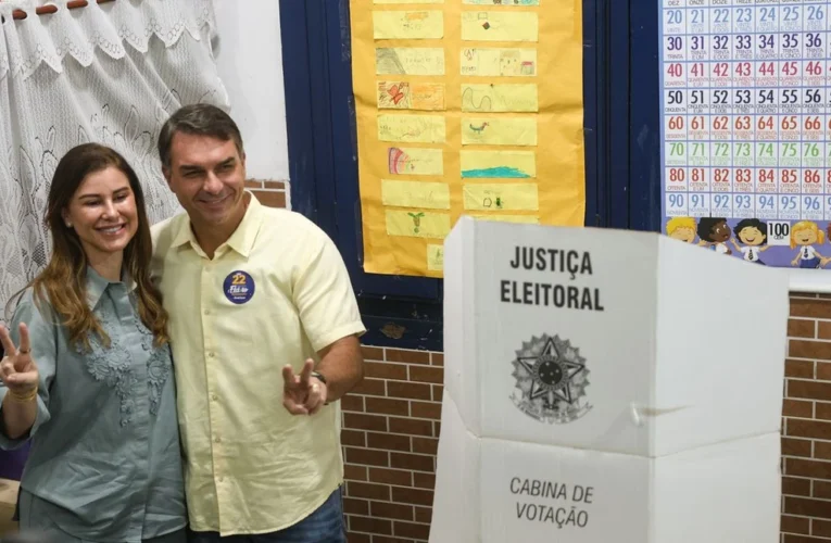 Flávio Bolsonaro afirma que sua candidatura simboliza mudança ao votar no Rio