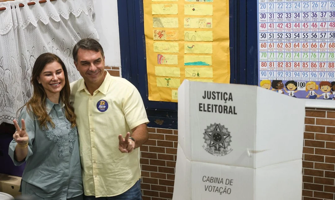 Flávio Bolsonaro votando na Escola Municipal Barão Homem de Melo, em Vila Isabel, Rio de Janeiro