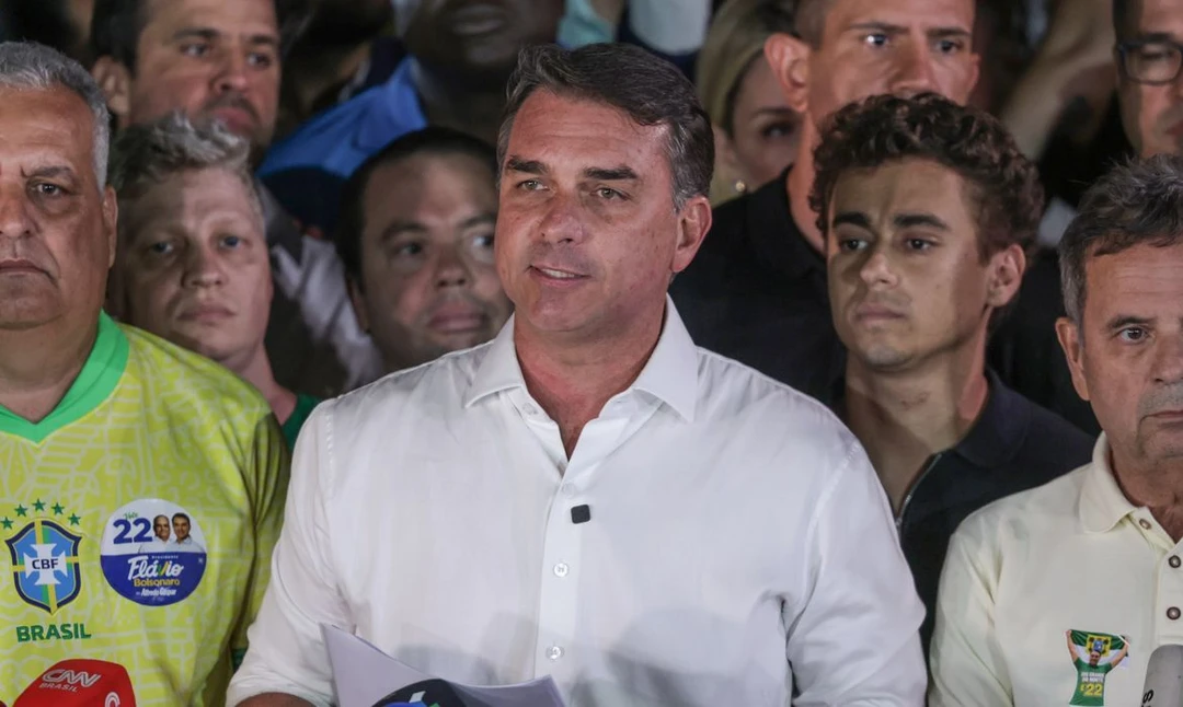 Flávio Bolsonaro segurando carta de agradecimento a Milei e Trump