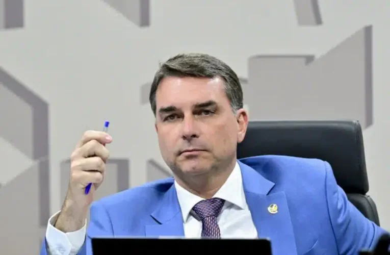 Flávio Bolsonaro anuncia apoio ao fim da escala 6×1 a poucos dias da eleição