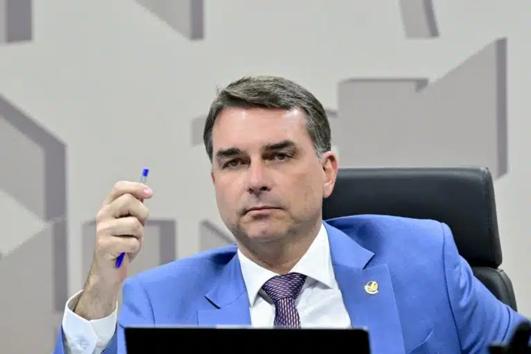 Flávio Bolsonaro declara apoio ao fim da escala 6×1 em entrevista à imprensa