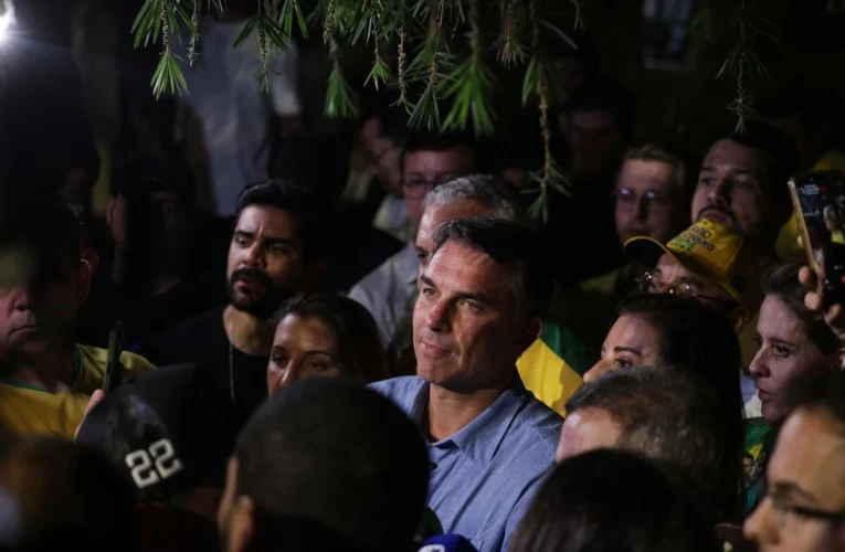 Flávio Bolsonaro condiciona liberação de seus sigilos à divulgação dos de Lula