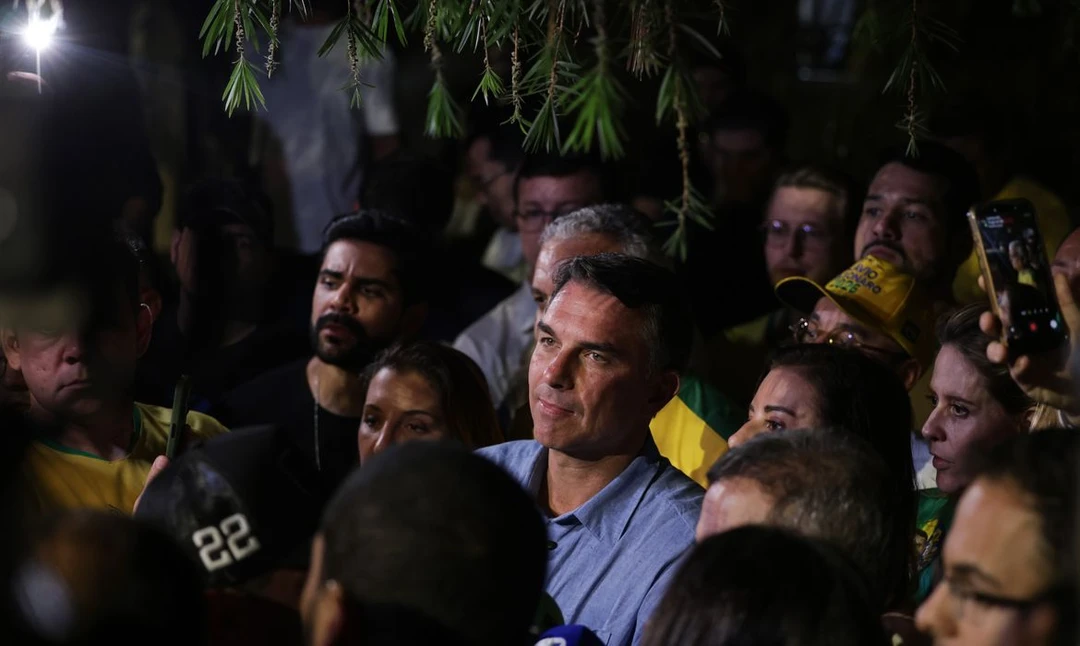 Flávio Bolsonaro em sessão no Tribunal Superior Eleitoral solicitando condições para liberar seus sigilos