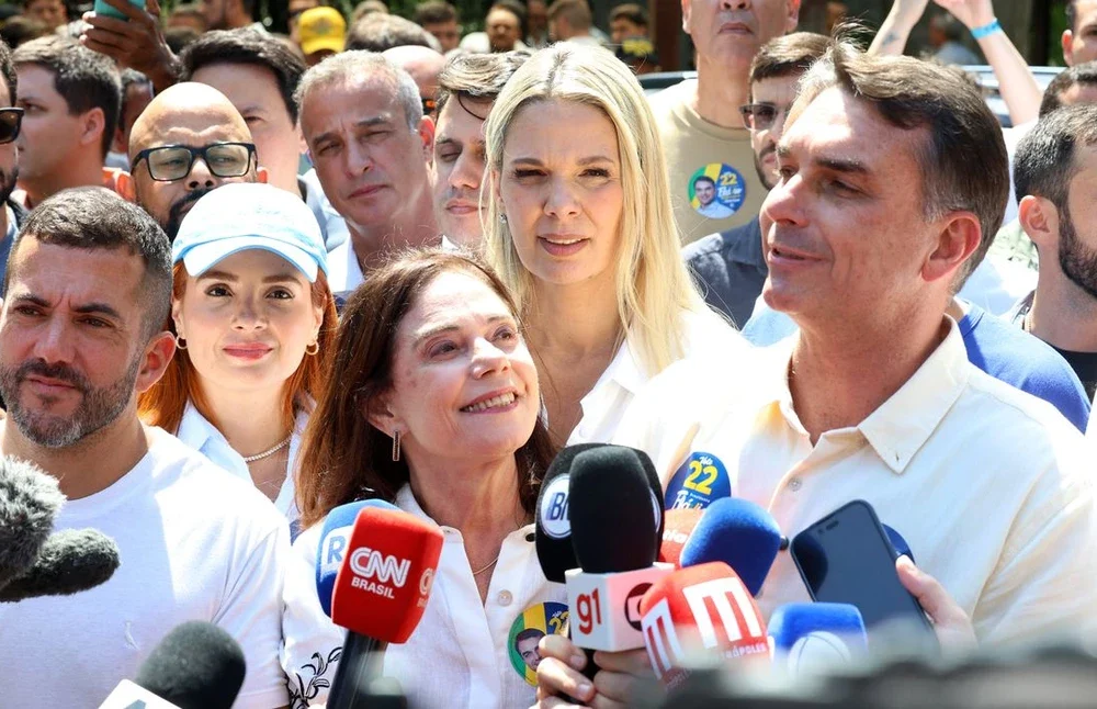 Senador Flávio Bolsonaro e o deputado Douglas Ruas posam juntos durante ato na Ilha Itanhangá, Barra da Tijuca, Rio de Janeiro