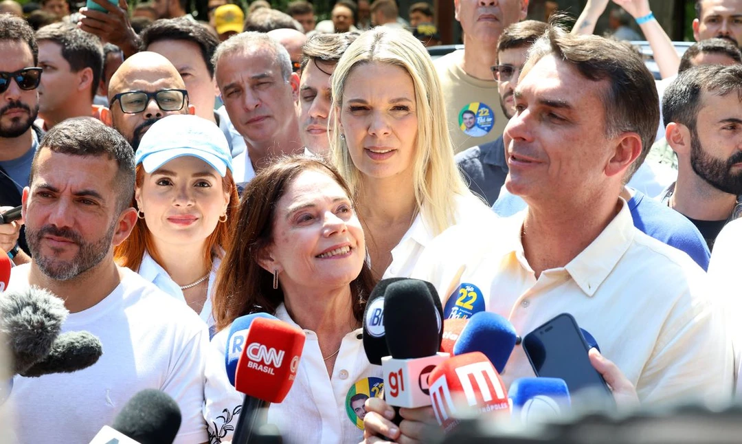 Senador Flávio Bolsonaro e o deputado Douglas Ruas posam juntos durante ato na Ilha Itanhangá, Barra da Tijuca, Rio de Janeiro